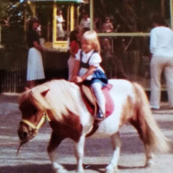 Tampereen Särkänniemi kesällä 1982. Marika Fingerroos, 3, on päässyt ensi kertaa ratsastamaan ponilla. Tampereen Särkänniemi kesällä 1982. Marika Fingerroos, 3, on päässyt ensi kertaa ratsastamaan ponilla.