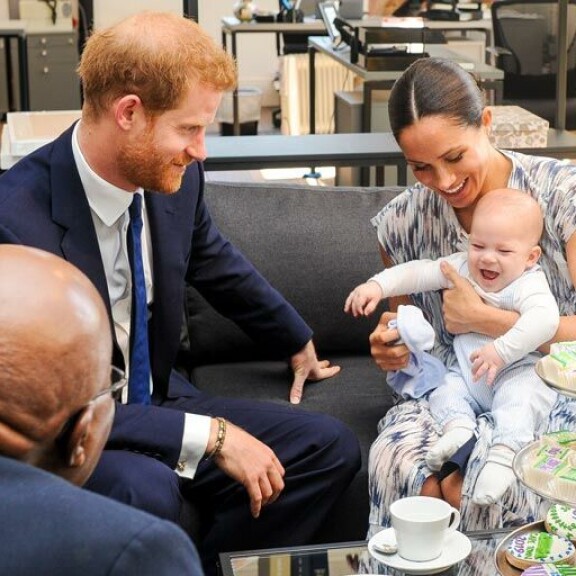 Harry ja Meghan täyttivät miljoonien brittien toiveen – tällainen oli maailmantähtien vauvavuosi! Prinssi Harry ja Meghan.