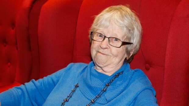 Eläkkeeltä työelämään palannut näyttelijä Saara Pakkasvirta, 81, tunnustautuu puumaksi: 16 vuotta nuorempi rakas! Saara Pakkasvirta tähdittää Teräsleidit-elokuvaa.