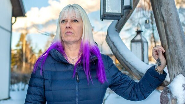 ”Katson telkkaria ja neulon villasukkia!” Mattia yksin kotona sureva Pia Nykänen: Uskon uuteen rakkauteen! Pia Nykänen suree yksin Mattia kotona.