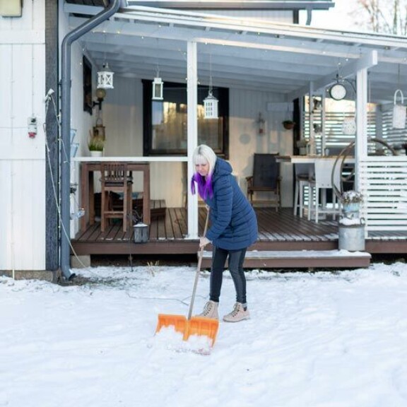– Matti puuhasi koko ajan jotain, teki lumitöitä tai haravoi. Sanoinkin kerran, että nyt vaihdan nuo Duracell-paristot Pirkkaan, Pia naurahtaa. – Matti puuhasi koko ajan jotain, teki lumitöitä tai haravoi. Sanoinkin kerran, että nyt vaihdan nuo Duracell-paristot Pirkkaan, Pia naurahtaa.