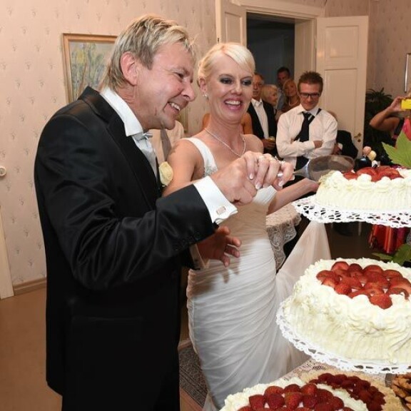 Pia ja Matti juhlivat häitään heinäkuussa 2014. Pia ja Matti juhlivat häitään heinäkuussa 2014.