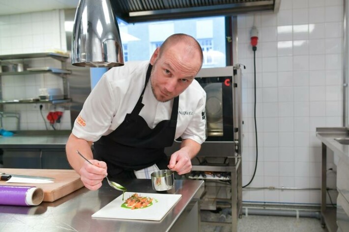 Tommi Tuominen on yksi Suomen arvostetuimmista keittiömestareista. Hänen ravintolansa Demo on maamme vanhin Michelin-ravintola. Tommi Tuominen on yksi Suomen arvostetuimmista keittiömestareista. Hänen ravintolansa Demo on maamme vanhin Michelin-ravintola.
