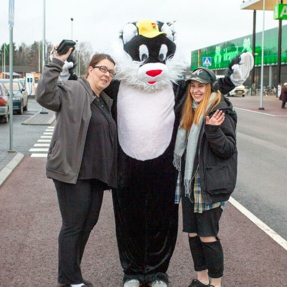 Sari-Anne Mäenpää ja Jenna-Rosa Reinikka pääsivät Ideaparkin parkkipaikalla Kohukatin kainaloon. Sari-Anne Mäenpää ja Jenna-Rosa Reinikka pääsivät Ideaparkin parkkipaikalla Kohukatin kainaloon.