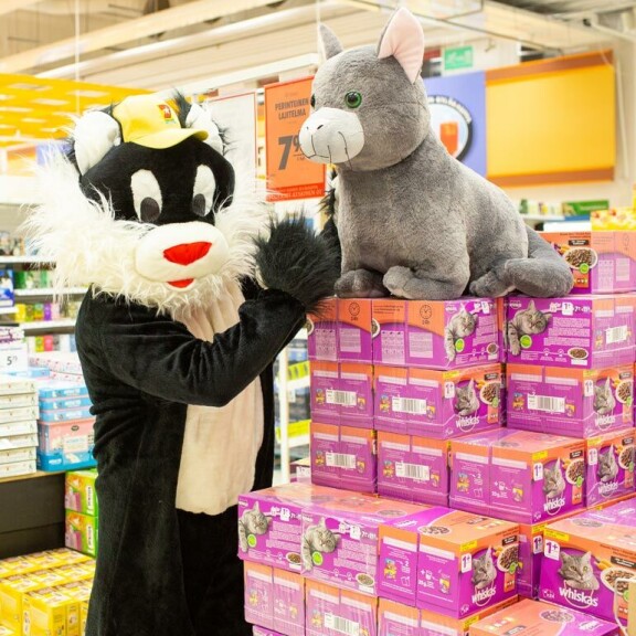 Kohukatti väläytti Kyläkaupalla häijyä puoltaan, kun se rökitti pehmolelua. Kohukatti väläytti Kyläkaupalla häijyä puoltaan, kun se rökitti pehmolelua.