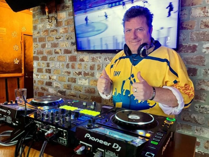 DJ Benke on kokenut kisakävijä. Tiskijukka ei kuitenkaan usko Tre Kronorin kultajuhliin. DJ Benke on kokenut kisakävijä. Tiskijukka ei kuitenkaan usko Tre Kronorin kultajuhliin.