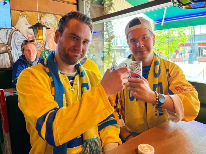 Skål! Johannes Eklund ja Toni Pihlström rakastavat olutta ja kauniita naisia.