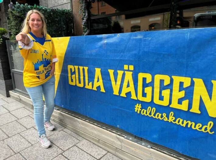 Matkalla MM-kultaan. Ruotsalaisfanien järjestelyvastaava Jessica Lööw uskoo Tre Kronorin mestaruuteen. Matkalla MM-kultaan. Ruotsalaisfanien järjestelyvastaava Jessica Lööw uskoo Tre Kronorin mestaruuteen.