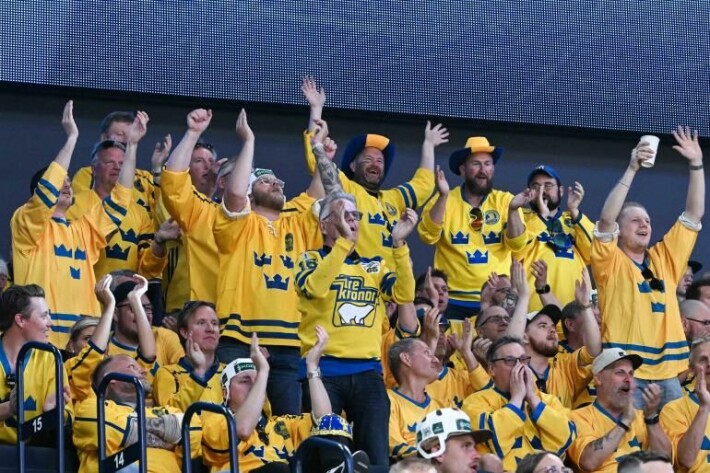 Sverige! Sverige! Ruotsalaisilla homma toimii niin kaukalossa kuin katsomossakin. Ruotsalaisilla homma toimii niin kaukalossa kuin katsomossakin.