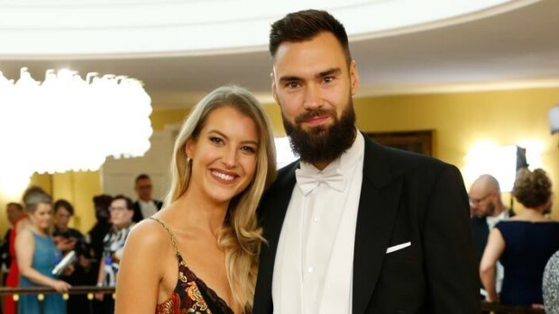Etäsuhde ohi! Huuhkajakapteeni Tim Sparv ja tyrmäävä tshekkimissi Jitka paljastavat Seiskalle: Muutamme vihdoin yhteen! Tim Sparv ja Jitka-rakas muuttavat yhteen.