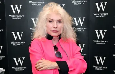 74-vuotias Blondie-solisti Debbie Harry täräyttää: Olisin tienannut paremmin myymällä itseäni!
