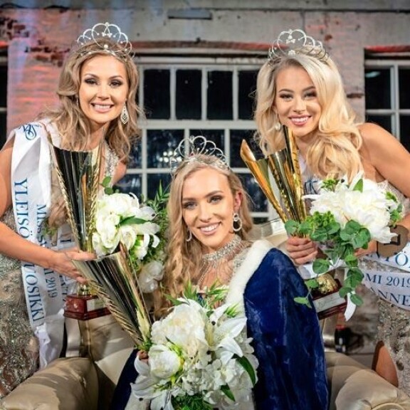 Annista kruunattiin Miss Suomi syksyn alussa. – Epäilin, ettei Anni halua muuttaa yhteen kanssani, kun hän voitti kisat, Sonja sanoo. Annista kruunattiin Miss Suomi syksyn alussa. – Epäilin, ettei Anni halua muuttaa yhteen kanssani, kun hän voitti kisat, Sonja sanoo.