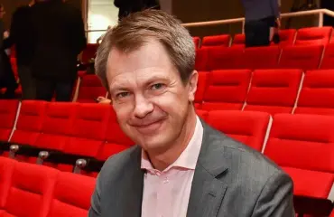 Keskittyi kännykkäänsä! Uutisvuoto-juontaja Peter Nyman kahvitteli tyylikkäänä – kuva!