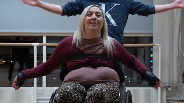 ”Ei siellä tosiaankaan mennä läpällä!” Neliraajahalvaantunut Johanna harjoittelee tanssia TTK-valmentaja Mikko Ahdin johdolla – kuvat! Johanna Nurmi harjoittelee häätanssia.
