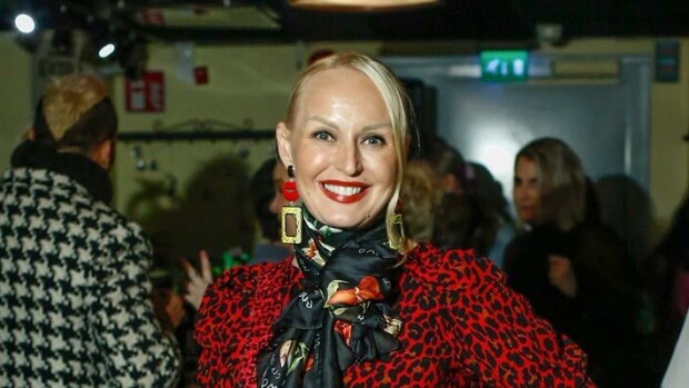 Kirjailija Laura Paloheimo uudelle uralle: ”Olen saanut etukäteen viestejä läheisteni kuolemista!” Laura Paloheimo valmistuu enkelihoitajaksi.