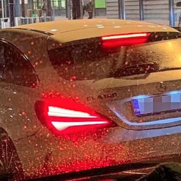 Kuvat! Chisu laahusti väsyneenä – Jori-rakas kuskasi laulajaa Mersulla! Chisun ja Jorin auto.