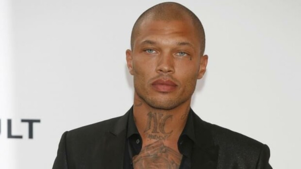 Miljonääriperijän dumppaama Jeremy 'Maailman kuumin rikollinen' Meeks nähty naisseurassa - kuka on tämä mysteerikaunotar? Jeremy Meeks