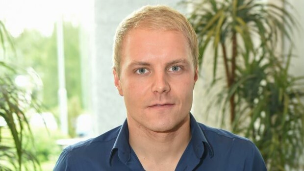 Vihkisormus puuttui! Kireäilmeinen Valtteri Bottas muutti tavaransa pois erokodista – kuva! Valtteri Bottas näyttäytyi ilman sormusta.