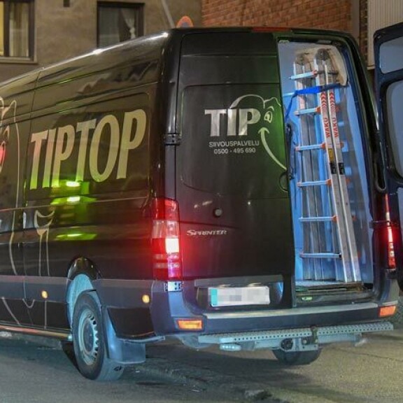 Kenties tallilleen uskollisena Valtteri oli valinnut muuttopeliksi tavallista isomman pakettiauton Mercedes-Benzin valikoimasta. Kenties tallilleen uskollisena Valtteri oli valinnut muuttopeliksi tavallista isomman pakettiauton Mercedes-Benzin valikoimasta.