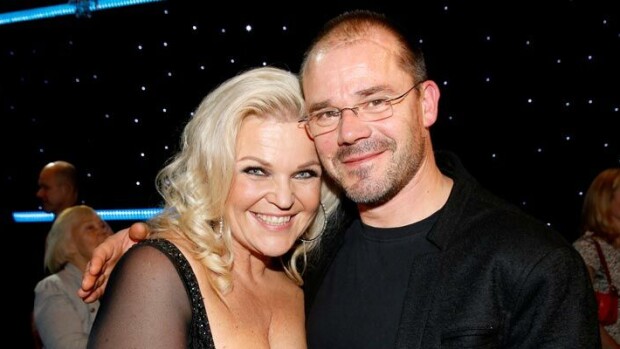 Julkkispariskunta Nicke ja Raakel Lignell käärivät hihansa ja remontoivat kotinsa – ”Taloa en lähtisi rakentamaan!” Raakel ja Nicke Lingnell remontoivat kotiaan.