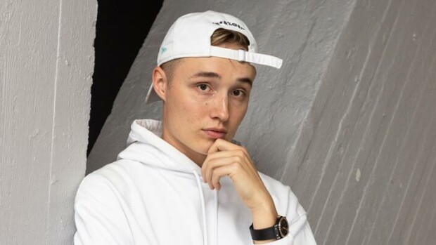 Paikanvaihtoruletti! Teinipoppari Isac Elliot herätti huomiota lentokoneessa – kuva! Isac Elliot arpoi paikkoja lentokoneessa.