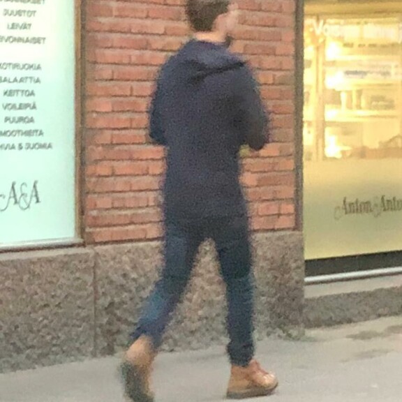 Ei jäänyt vänkäämään! Näyttelijä Juho Milonoff bongattiin Helsingistä herrasmiesmäisistä tunnelmista - kuva! Juho Milonoff paineli menojaan.