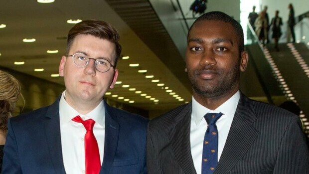 Ohhoh! Kohukansanedustaja Sebastian Tynkkynen antautui kuumiin suudelmiin – kuva! Sebastian Tynkkynen ja miesystävä Alan da Silva suutelivat.