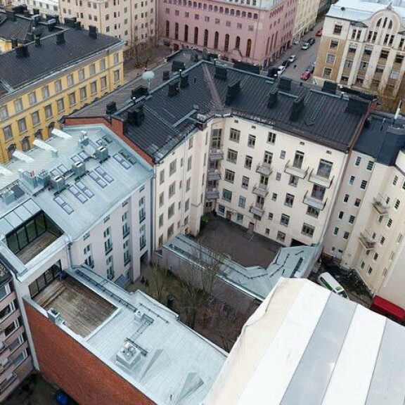 Hulppea asunto sijaitsee Helsingin keskustassa. Asuntoon kuuluu kattoterassi. Hulppea asunto sijaitsee Helsingin keskustassa. Asuntoon kuuluu kattoterassi.