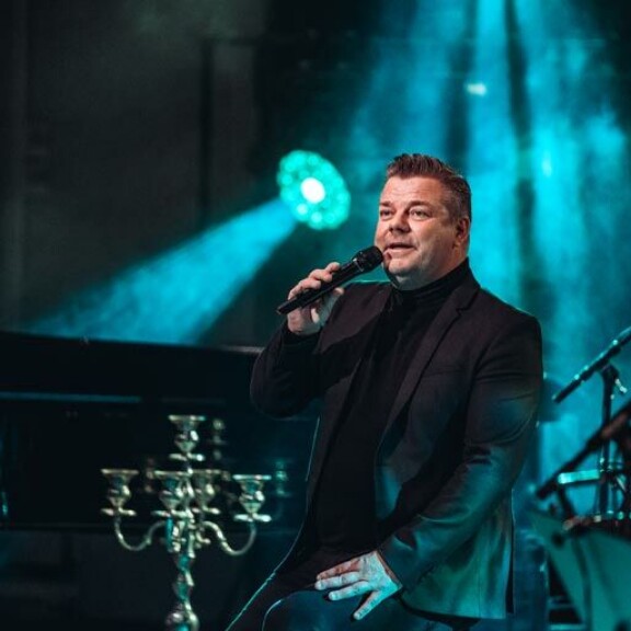 Jari Sillanpää nousi toissa lauantaina lavalle Joensuussa. Aikaa sokkiuutisista oli ehtinyt kulua vain vuorokausi. Jari Sillanpää nousi toissa lauantaina lavalle Joensuussa. Aikaa sokkiuutisista oli ehtinyt kulua vain vuorokausi.