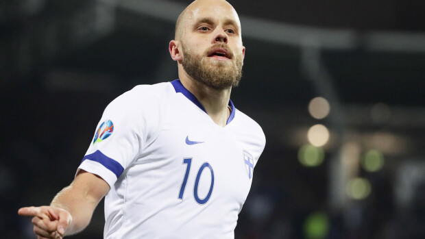 Kuvat! Teemu Pukki toi kansanjuhlaan perheensä - diggailivat Kaija Koota ja JVG:tä! Pukki
