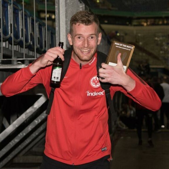 Kippis EM-kisoille! Kertaalleen Saksan Bundesliigan parhaaksi maalivahdiksi arvostettu Lukas Hradecky torjui Huuhkajat historiallisesti arvokisoihin.  Kippis EM-kisoille! Kertaalleen Saksan Bundesliigan parhaaksi maalivahdiksi arvostettu Lukas Hradecky torjui Huuhkajat historiallisesti arvokisoihin.Kippis EM-kisoille! Kertaalleen Saksan Bundesliigan parhaaksi maalivahdiksi arvostettu Lukas Hradecky torjui Huuhkajat historiallisesti arvokisoihin.