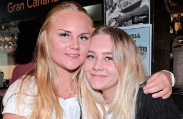Frederik villitsee Kanarialla! Saara, 18, ja Henna, 19, olivat jo heittää pikkarit lavalle – nuoret kaunottaret tietävät Reetun maineen: ”Pitää varmaan olla varuillaan”