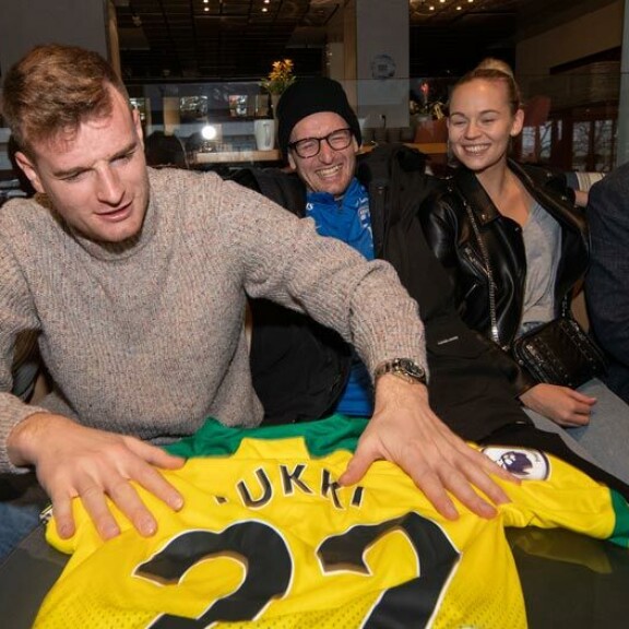 Sankarivahti Lukas Hradecky (kesk.) iloitsi myös perhepiirissä. Vasemmalta äiti Brigita Hradecka, veli Tomas Hradecky, Johanna Laakso ja isä Vladimir Hradecky. Sankarivahti Lukas Hradecky (kesk.) iloitsi myös perhepiirissä. Vasemmalta äiti Brigita Hradecka, veli Tomas Hradecky, Johanna Laakso ja isä Vladimir Hradecky.