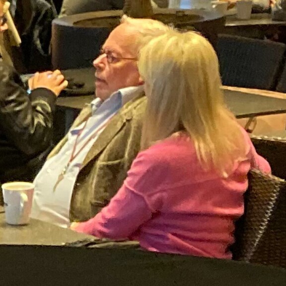 Hellää herkuttelua! Ristomatti Ratia viihtyi kahvilassa vaalean kaunottaren seurassa – kuva! Ristomatti Ratia naisseurassa.