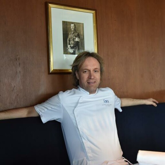 Kape jätti helsinkiläisen klassikkoravintola Savoyn keittiömestarin pestin. Kape jätti helsinkiläisen klassikkoravintola Savoyn keittiömestarin pestin.