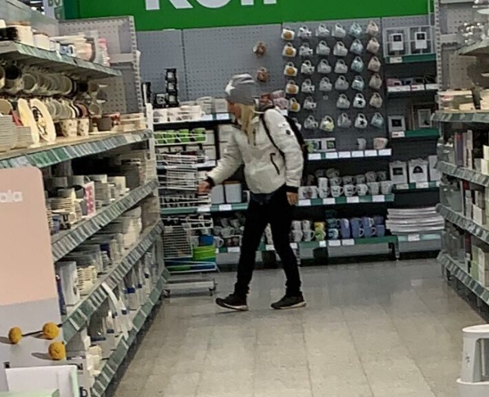 Laulajakaunotar Virpi Kätkä käänsi katseita marketin hyllyjen välissä – kuva! Virpi Kätkä Prismassa.