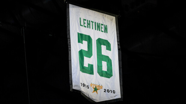 Dallas Starsin monimiljonääri Esa Lindell tajusi vasta Texasissa, miten kova jätkä Jere Lehtinen on: ”Siellä häntä arvostetaan jopa enemmän kuin Suomessa” Jere Lehtisen numero 26.