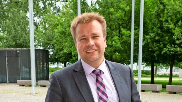 Yhteiskuvat Seiskassa! Antti Kaikkonen vietti yön nuoren rakkaansa luona! Antti Kaikkonen pötköttelee öitään nuoren rakkaansa luona.