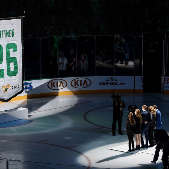 Jere Lehtisen numero 26 hinattiin Dallas Starsin kotipyhätön American Airlines Centerin kattoon syksyllä 2017. Jere Lehtisen numero 26 hinattiin Dallas Starsin kotipyhätön American Airlines Centerin kattoon syksyllä 2017.