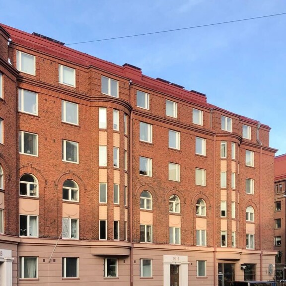 Kohupari asui Tiinan luona 120 neliön kolmiossa. Tuomas on nyt muuttanut uuteen osoitteeseen. Kohupari asui Tiinan luona 120 neliön kolmiossa. Tuomas on nyt muuttanut uuteen osoitteeseen.