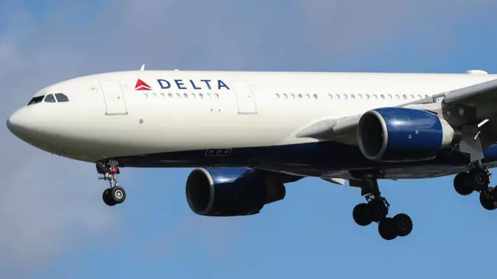 Delta palautti samaa sukupuolta olevien seksikohtaukset lennoilleen.
