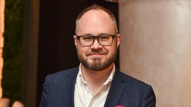 Yllätysromanssi! Eronnut Tuomas Enbuske iski silmänsä 18 vuotta nuorempaan missikaunottareen! Tuomas Enbuske iski silmänsä missikaunottareen.
