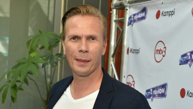 Kuva! Tässä on näyttelijä Jukka Rasilan 19-vuotias Lilli-tytär – ”Ei ole laisinkaan kiinnostunut näyttelemisestä!” Jukka Rasila saapui ensi-iltaan tyttärensä kanssa.