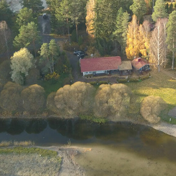 Johanna asuu nykyisen avomiehensä kanssa idyllisessä hirsitalossa järven rannalla. Komea laituri kruunaa kokonaisuuden. Johanna asuu nykyisen avomiehensä kanssa idyllisessä hirsitalossa järven rannalla. Komea laituri kruunaa kokonaisuuden.