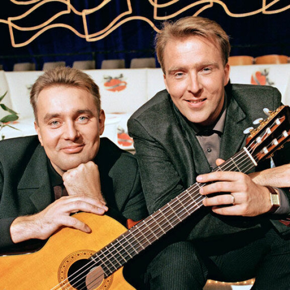 Tyylinäyte joulukuulta 1999, jolloin Timon Tuttu juttu -ankkuriparina oli vielä Joel Hallikainen. Tyylinäyte joulukuulta 1999, jolloin Timon Tuttu juttu -ankkuriparina oli vielä Joel Hallikainen.