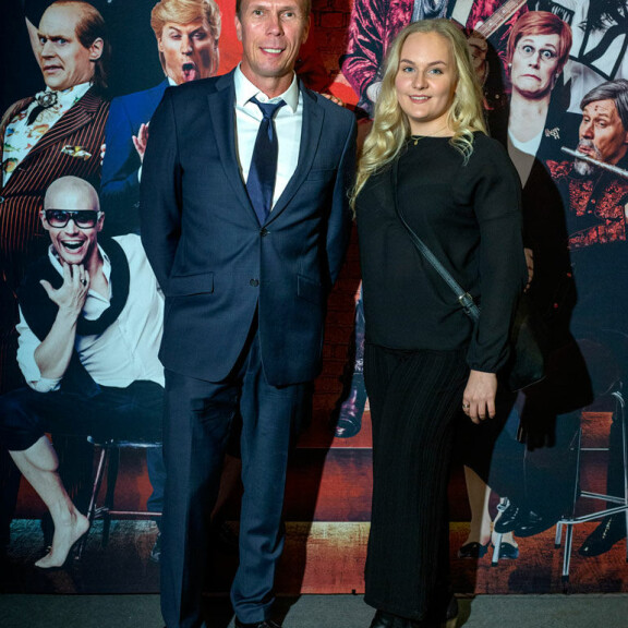 Jukka Rasila poseerasi Jarkko Tammisen Show´n ensi-illassa 19-vuotiaan Lilli-tyttärensä kanssa. – Jarkko on Lillin kummisetä. Tytär ei ole kiinnostunut laisinkaan näyttelemisestä, Jukka kertoo. Jukka Rasila poseerasi Jarkko Tammisen Show´n ensi-illassa 19-vuotiaan Lilli-tyttärensä kanssa. – Jarkko on Lillin kummisetä. Tytär ei ole kiinnostunut laisinkaan näyttelemisestä, Jukka kertoo.