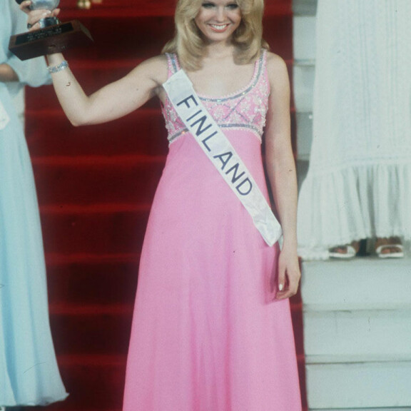 Johanna menestyi hienosti myös kansainvälisissä kauneuskisoissa. Kuvassa hän kisaa Miss International Beauty -kisoissa Tokiossa. Kisasta heltisi kolmas sija. Johanna menestyi hienosti myös kansainvälisissä kauneuskisoissa. Kuvassa hän kisaa Miss International Beauty -kisoissa Tokiossa. Kisasta heltisi kolmas sija.