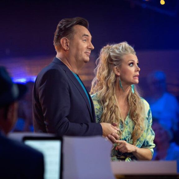 Susanna Laine viihtyy mainosti Tuttu juttu show’ssa Timo Koivusalon aisaparina. – Hän on aivan ilmiömäinen. Suomesta ei heti löydy hauskempaa tyyppiä, jolla juttu lähtee mistä vain lentoon! Susanna Laine viihtyy mainosti Tuttu juttu show’ssa Timo Koivusalon aisaparina. – Hän on aivan ilmiömäinen. Suomesta ei heti löydy hauskempaa tyyppiä, jolla juttu lähtee mistä vain lentoon!