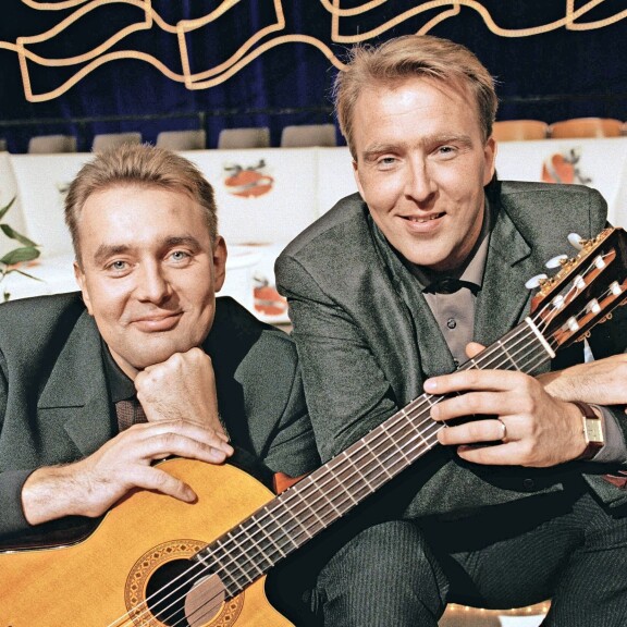 Se aito ja alkuperäinen parivaljakko. Tyylinäyte joulukuulta 1999, jolloin Tuttu Juttu Show'ta isännöivät Timo Koivusalo ja Joel Hallikainen. Se aito ja alkuperäinen parivaljakko. Tyylinäyte joulukuulta 1999, jolloin Tuttu Juttu Show'ta isännöivät Timo Koivusalo ja Joel Hallikainen.
