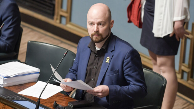 IL: Keskustan kohuedustaja Mikko Kärnä eroaa vaimostaan Kääärnä